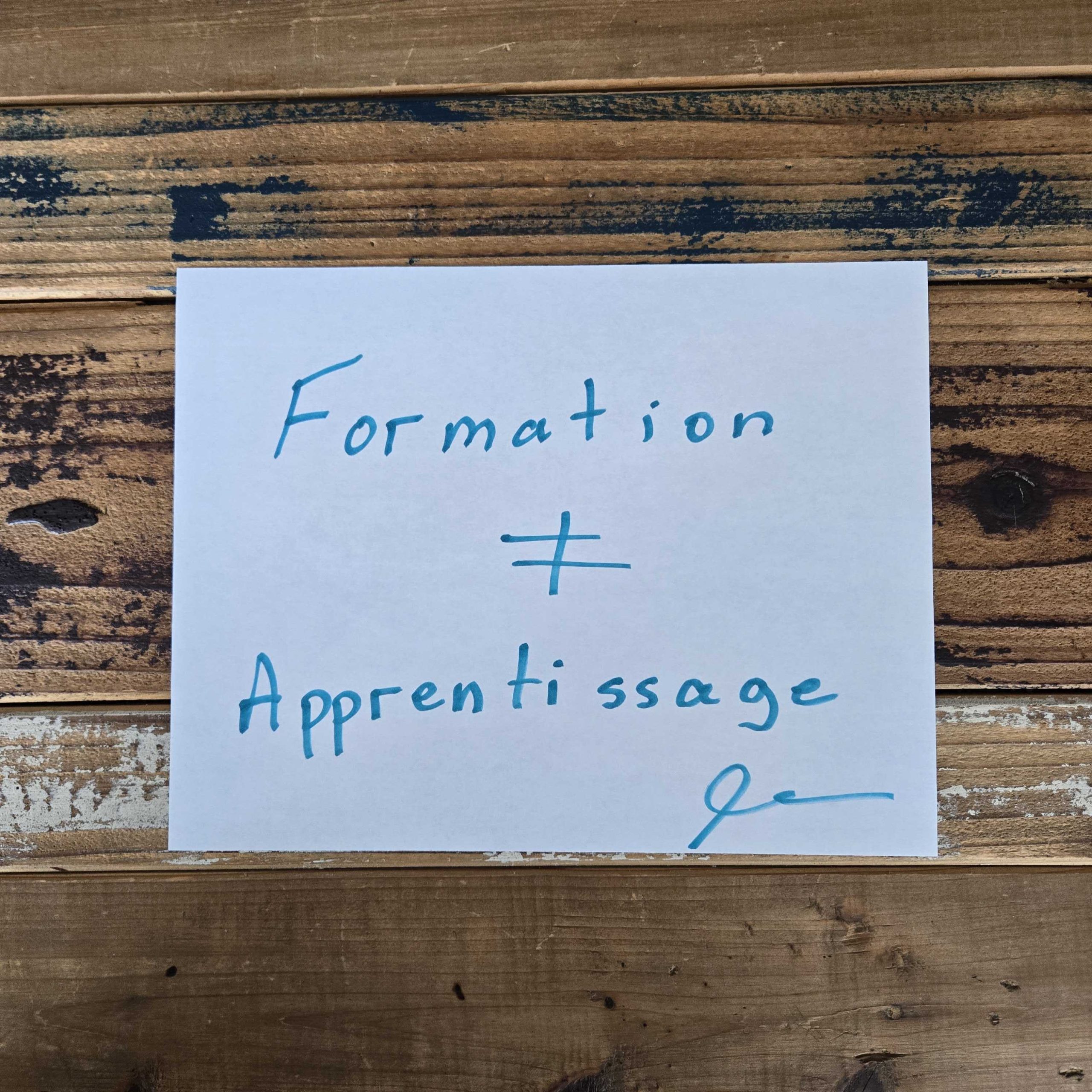 Visuel illustrant la différence entre formation et apprentissage dans le développement des compétences